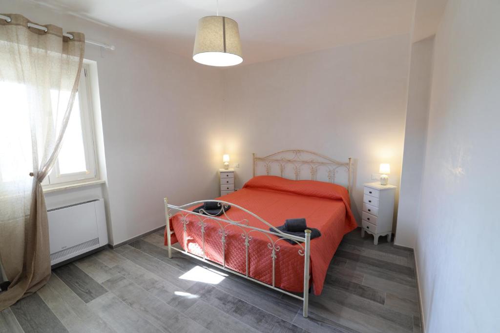 - une chambre avec un lit rouge et une fenêtre dans l'établissement Villa Elenik - Puglia Mia Apartments, à Triggianello 58 autres photos