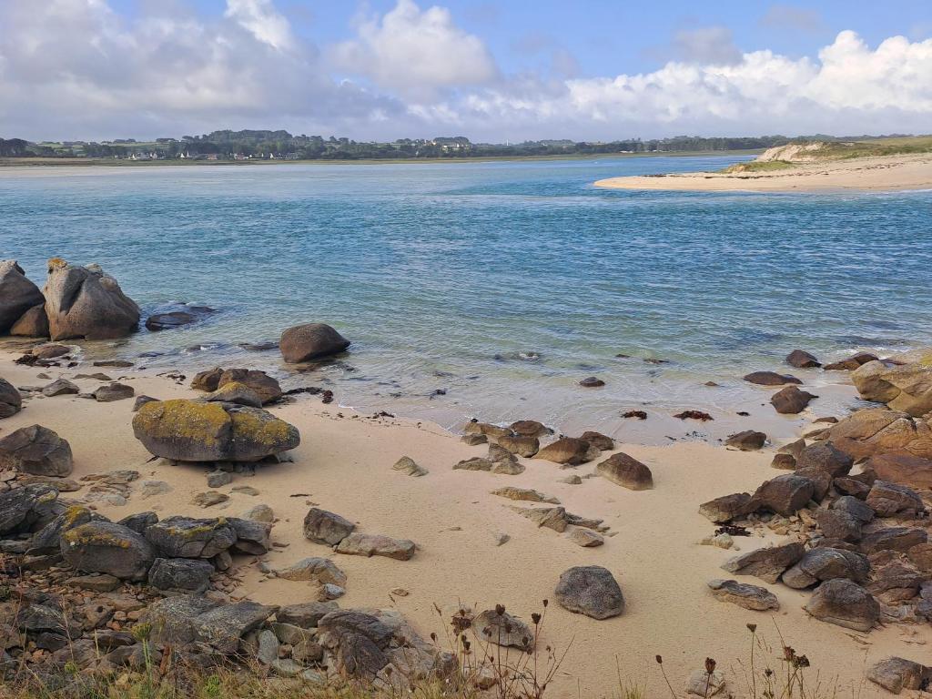 - une plage avec des rochers et de l'eau dans l'établissement Plouescat, à Plouescat