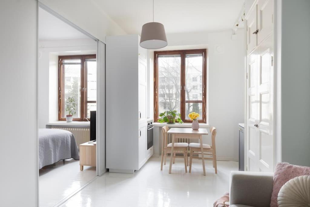 Charming suite with garden views steps from metro 1