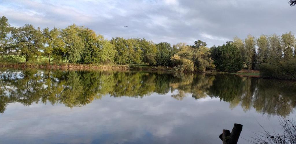 Photo de la galerie de l'établissement Tente lodge insolite Jacuzzi privatif en pleine nature, à Thiel-sur-Acolin