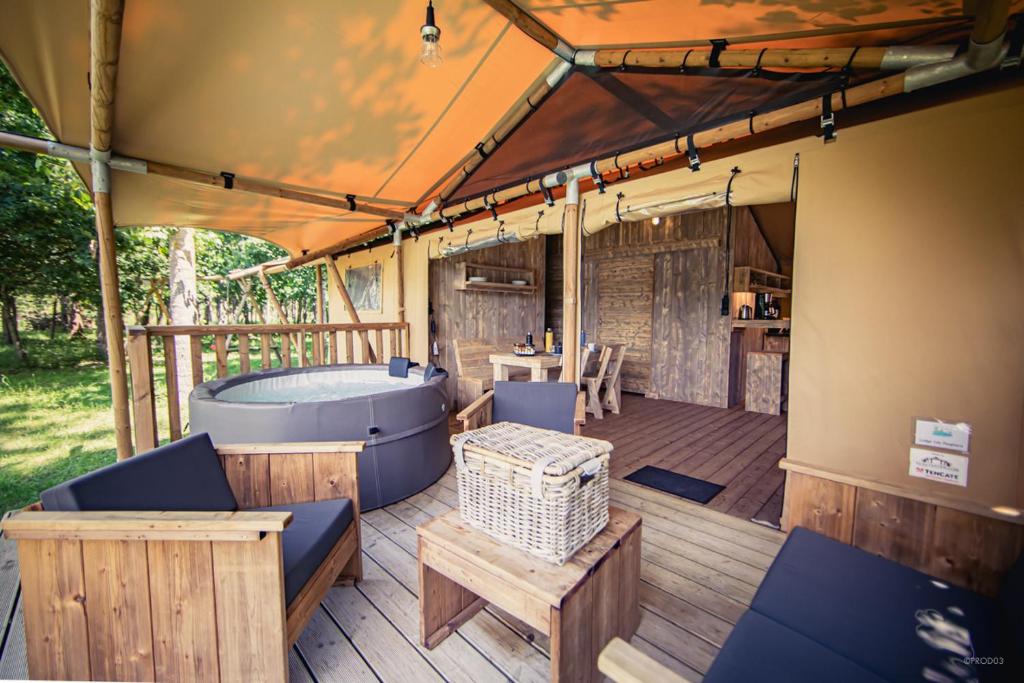 Photo de la galerie de l'établissement Tente lodge insolite Jacuzzi privatif en pleine nature, à Thiel-sur-Acolin