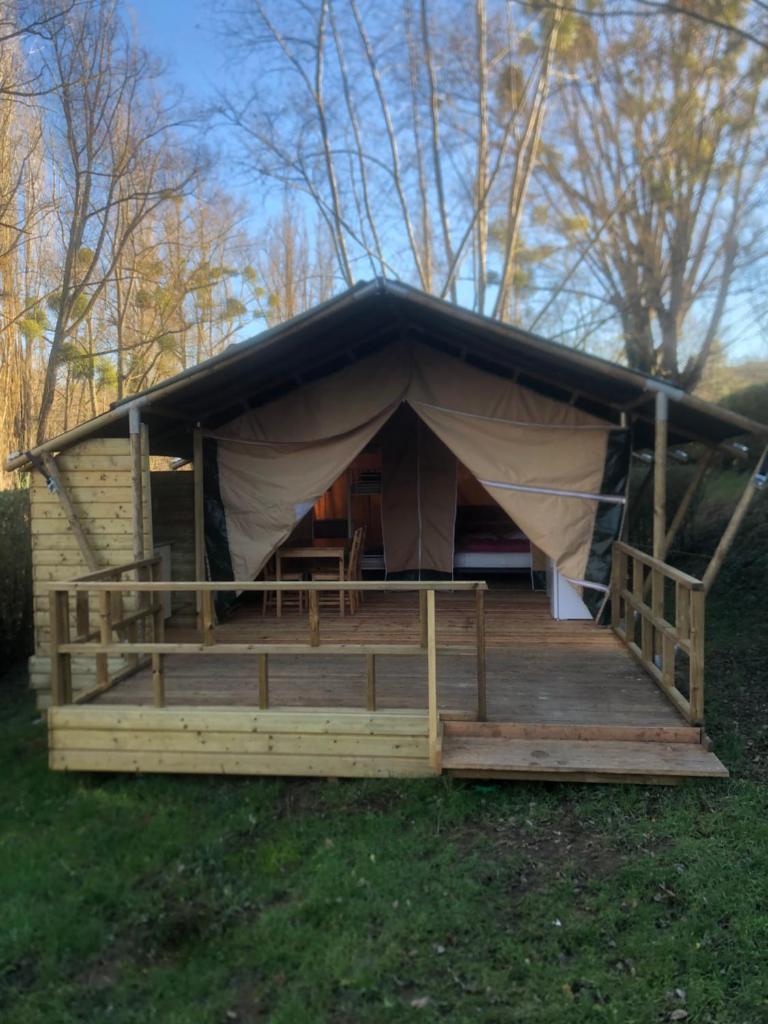 une grande tente avec une terrasse en gazon dans l'établissement Camping Du Pont De St Gal, à Saint-Gal-sur-Sioule