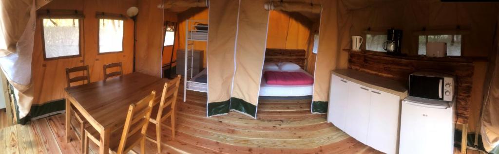 Cette chambre offre une vue sur l'intérieur. dans l'établissement Camping Du Pont De St Gal, à Saint-Gal-sur-Sioule 18 autres photos