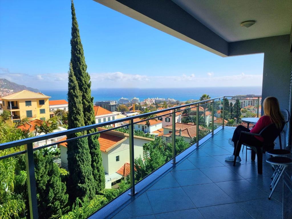 Warm Winter Stay with Panoramic Sea and City Views, Sunrise and Sunset Moments