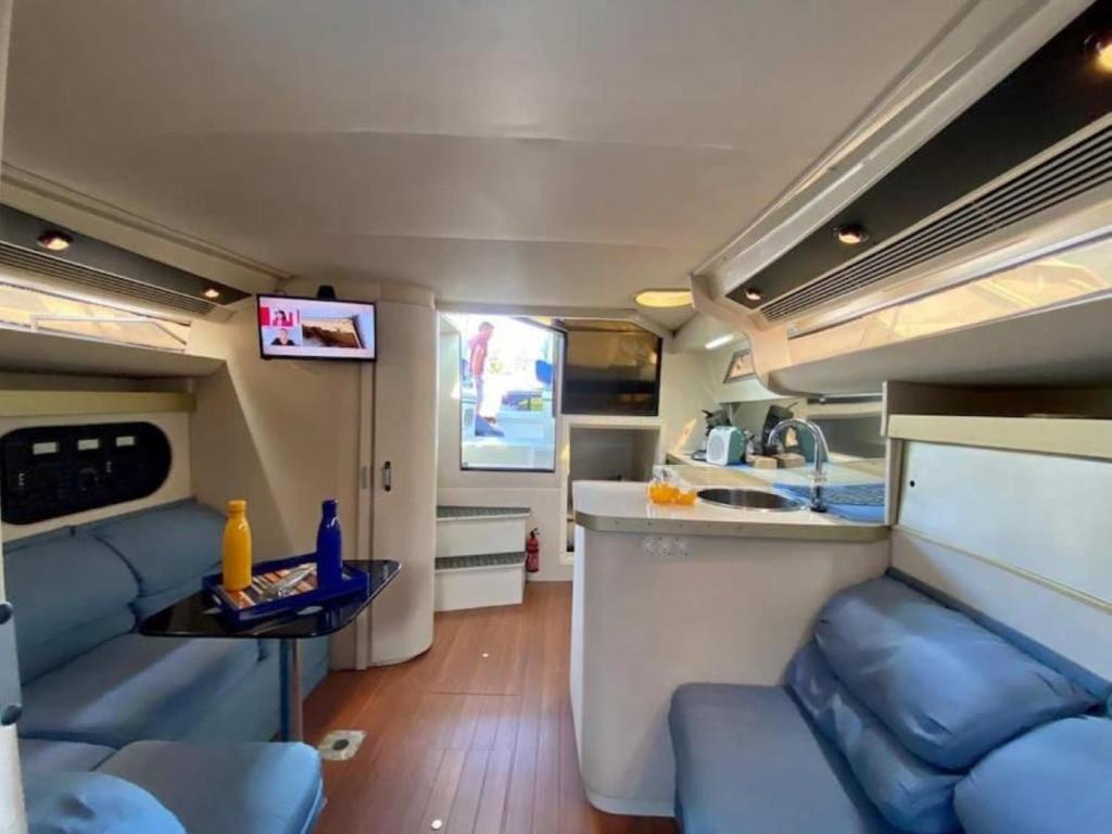 Photo de la galerie de l'établissement Superbe bateau à Gruissan, à Gruissan