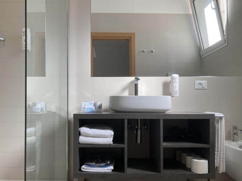 une salle de bain avec un lavabo et un miroir dans l'établissement Hotel Sirenetta, à Lido di Jesolo