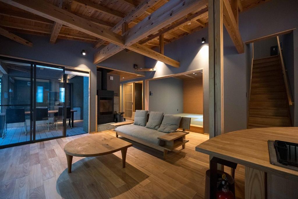 un salon avec un canapé et une table dans l'établissement 横川温泉湯殿ととのゆ, à Shimoda