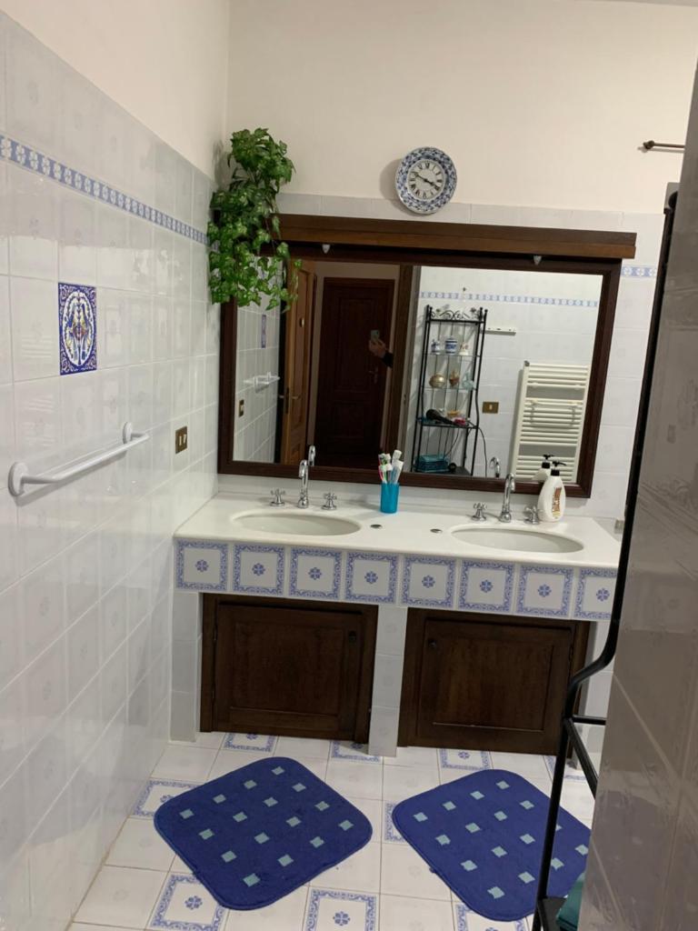 une salle de bain avec un lavabo et un miroir dans l'établissement IL PAGO, à Calvi dellʼ Umbria 36 autres photos