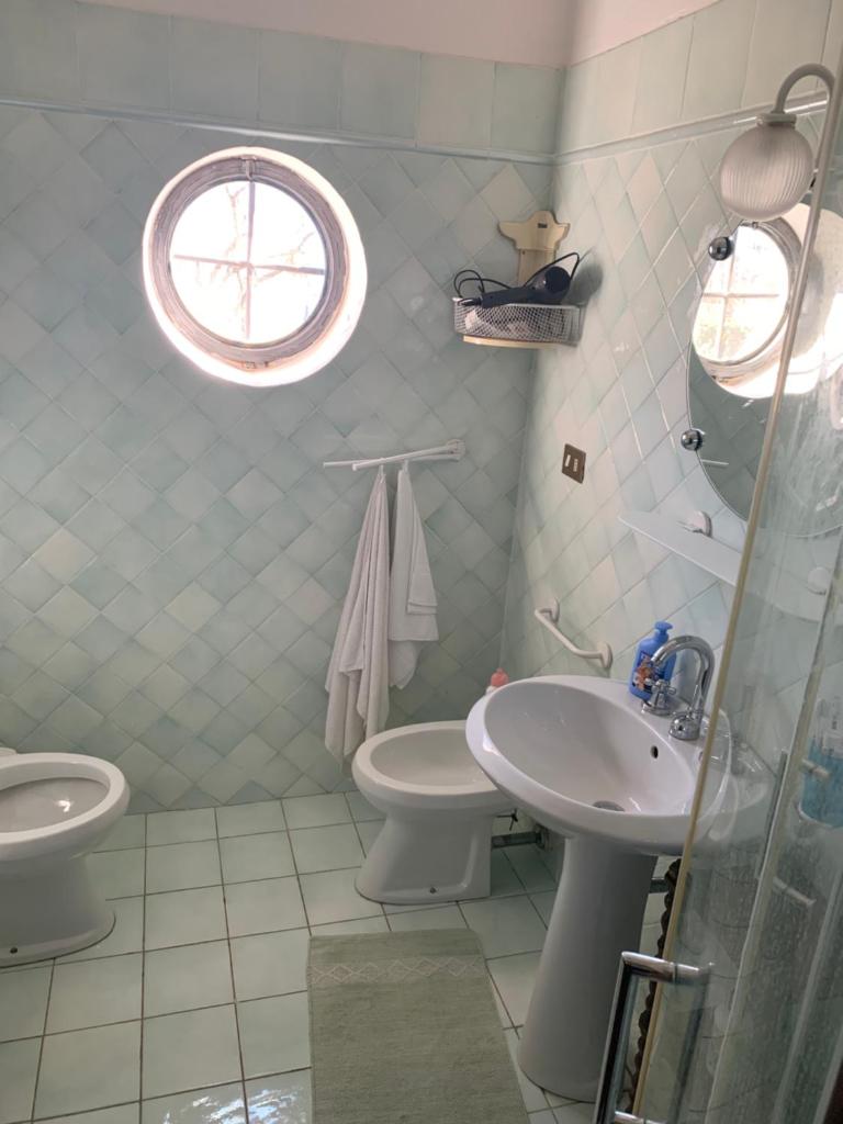 une salle de bain avec un lavabo et des toilettes et une fenêtre dans l'établissement IL PAGO, à Calvi dellʼ Umbria