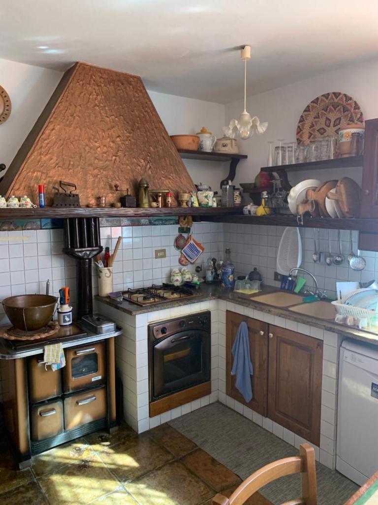 Il comprend une cuisine équipée d'un four et d'une cuisinière. four supérieur dans l'établissement IL PAGO, à Calvi dellʼ Umbria