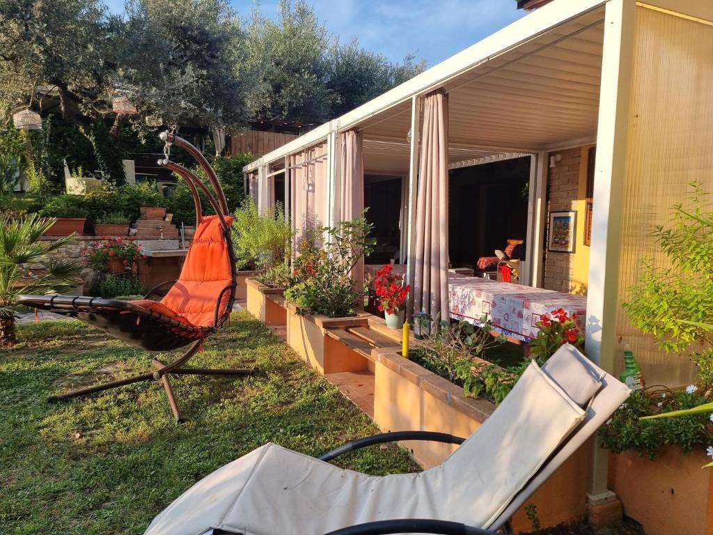 une cour avec une chaise et une maison dans l'établissement Scappo in Umbria, Eva, à Fornole