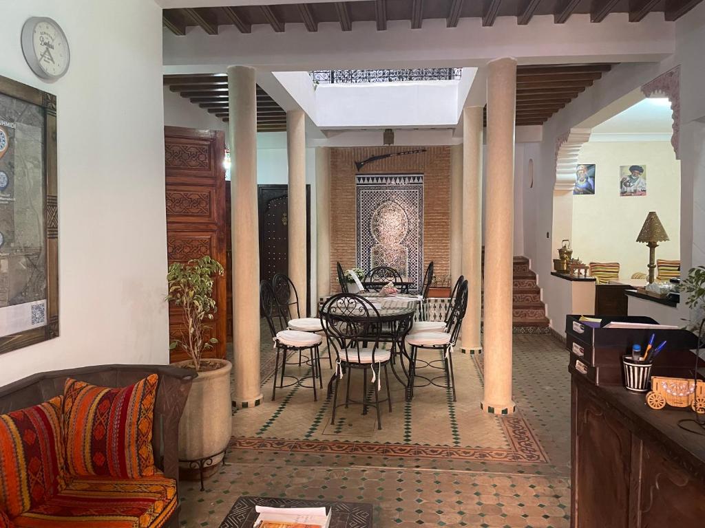 une salle à manger avec une table et des chaises dans l'établissement Riad ouhmidi, à Marrakech
