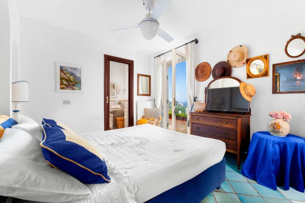 une chambre avec un lit et une télévision dans l'établissement YourHome - Villa Mia, à Massa Lubrense