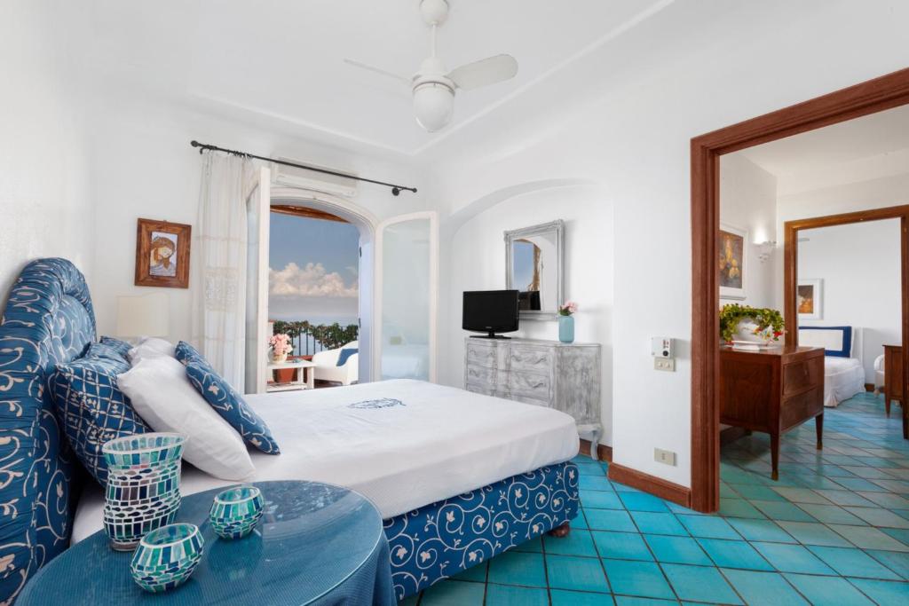 une chambre avec un lit et un salon dans l'établissement YourHome - Villa Mia, à Massa Lubrense 77 autres photos