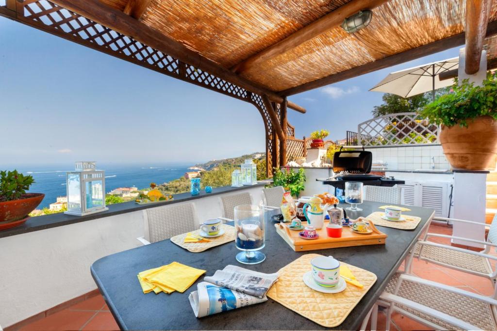 - une table sur un balcon avec vue sur l'océan dans l'établissement YourHome - Villa Mia, à Massa Lubrense