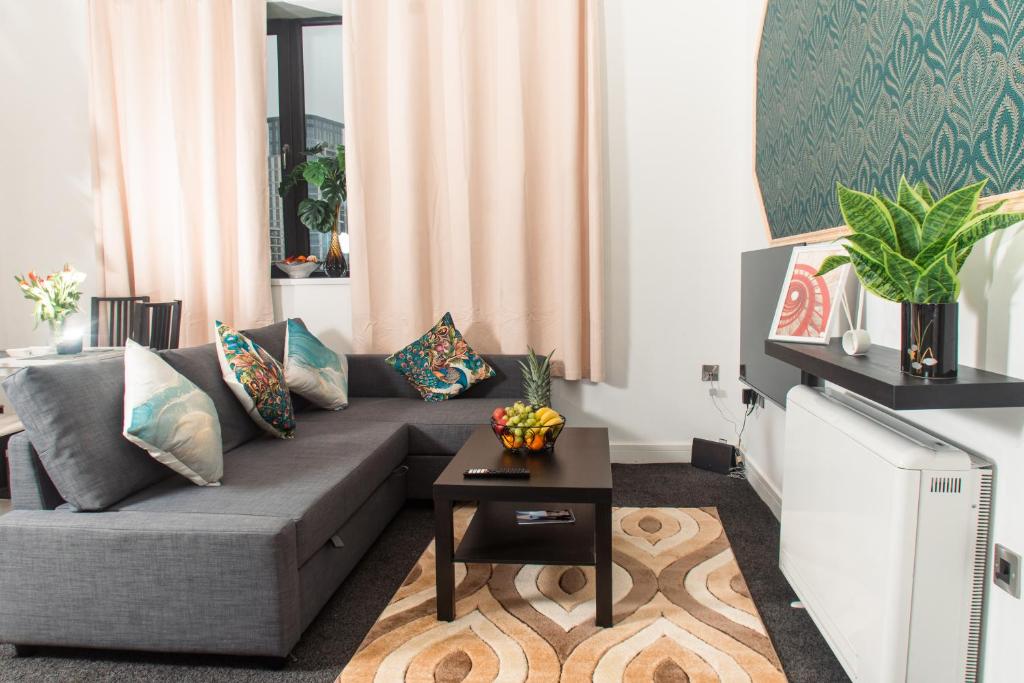 Ideal for groups - Lovely 2 Bedroom Apartment - Free Parking, Transit links, Close to Stadiums 6