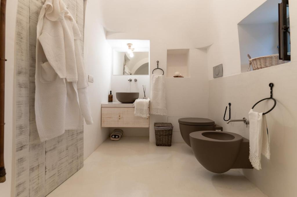 une salle de bain avec toilettes et lavabo dans l'établissement TRULLO SANTA PAZIENZA 6&3, Emma Villas, à Martina Franca
