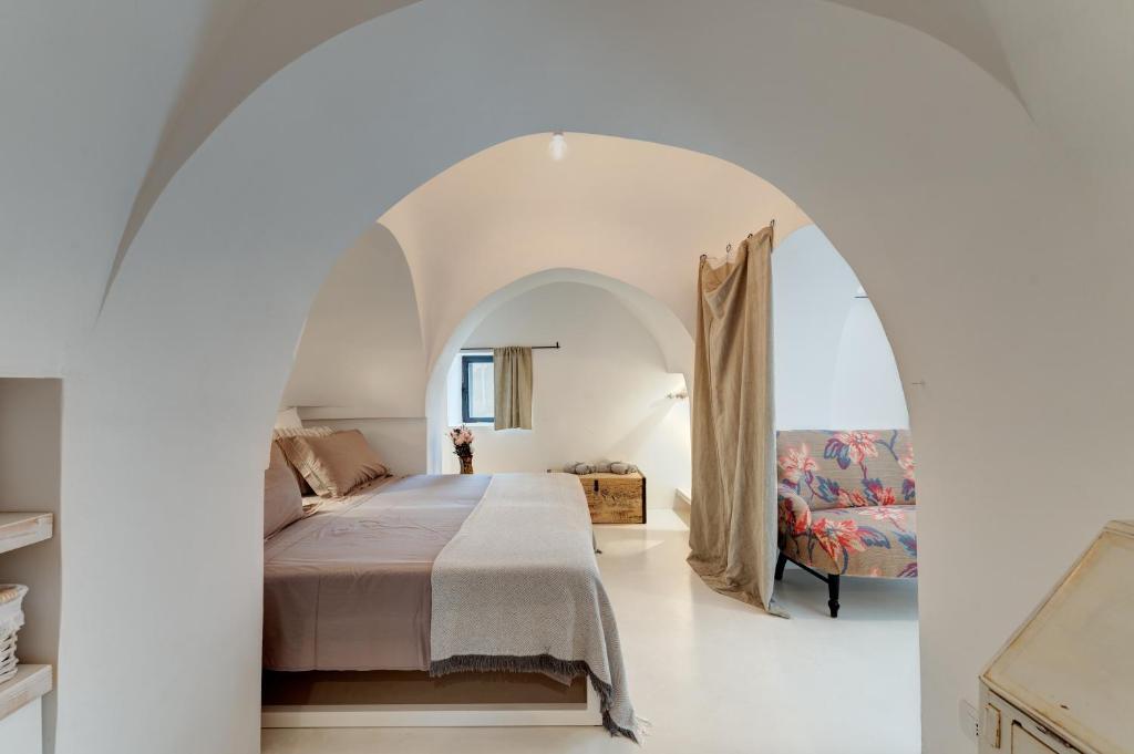 - une chambre avec un lit voûté dans l'établissement TRULLO SANTA PAZIENZA 6&3, Emma Villas, à Martina Franca 45 autres photos