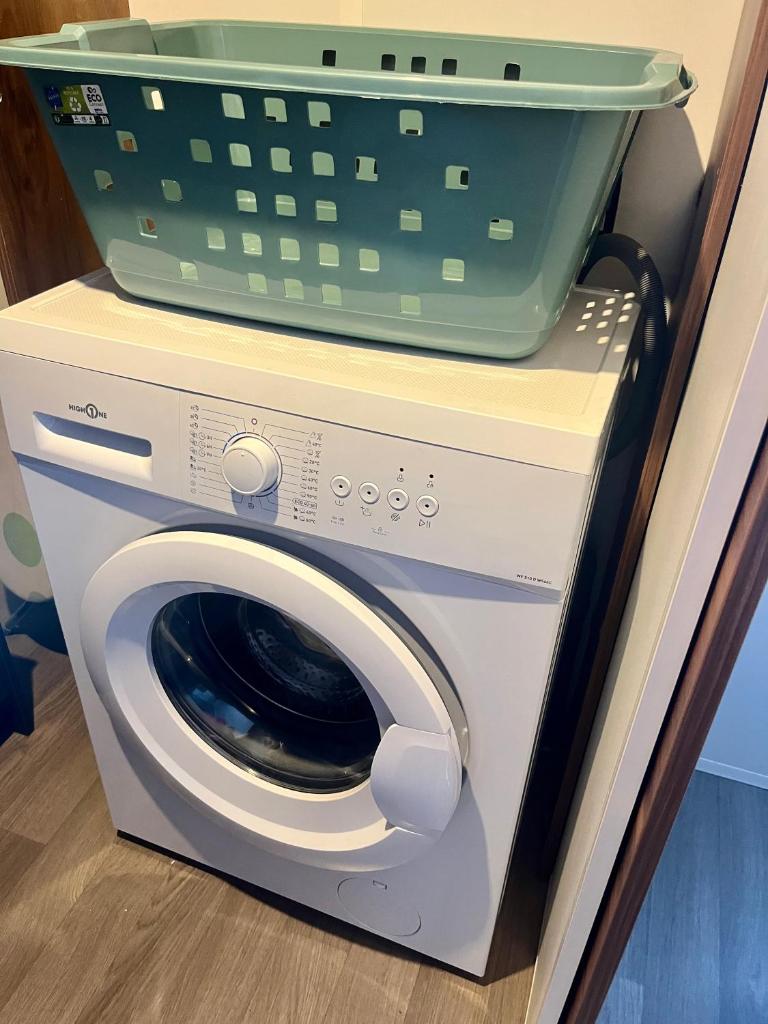 - un lave-linge avec un panier dans l'établissement Mobile home exotique de 40 m2, à Fréjus
