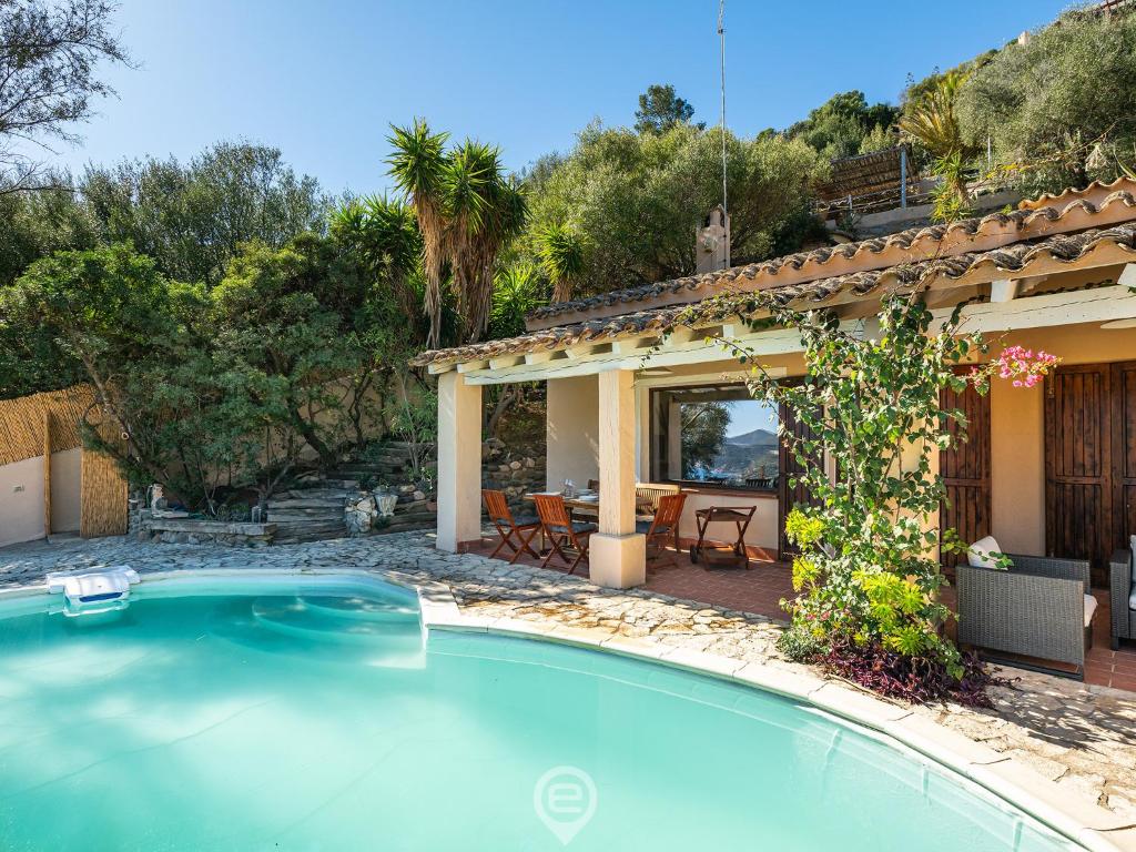 une piscine devant une maison dans l'établissement Villa La Perla, à Torre delle Stelle
