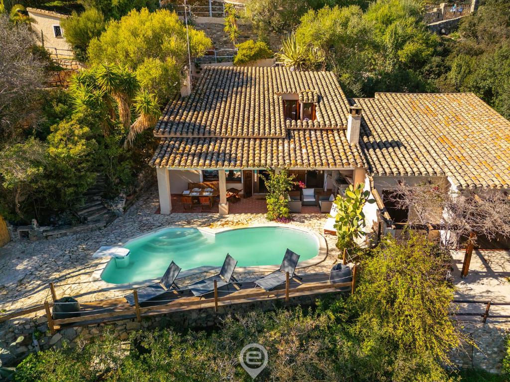 une vue aérienne d'une maison avec piscine dans l'établissement Villa La Perla, à Torre delle Stelle