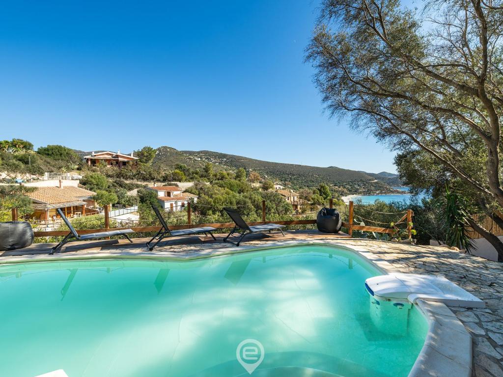 - une piscine avec des chaises et une vue sur l'eau dans l'établissement Villa La Perla, à Torre delle Stelle 44 autres photos