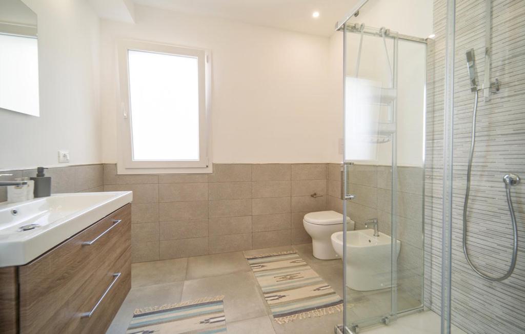 une salle de bain avec une douche en verre et des toilettes dans l'établissement Villa Chicos with Panoramic Private Pool, à Castellammare del Golfo 20 autres photos