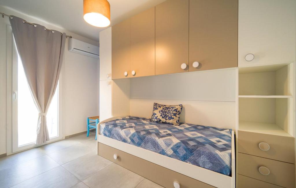 - une chambre avec un lit, des étagères et une fenêtre dans l'établissement Villa Chicos with Panoramic Private Pool, à Castellammare del Golfo