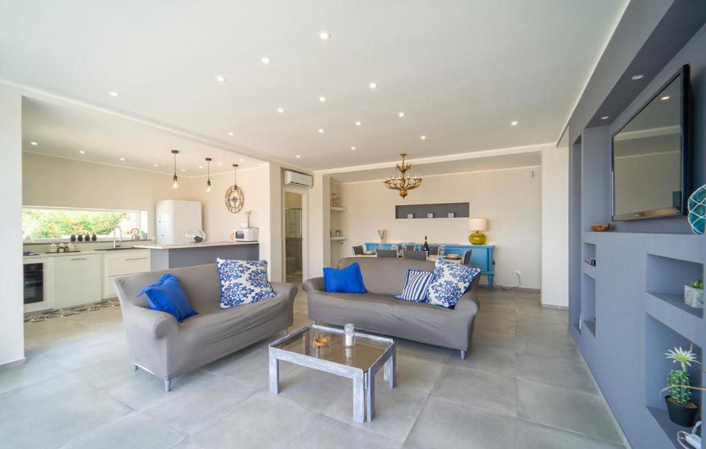 un salon avec deux canapés et une cuisine dans l'établissement Villa Chicos with Panoramic Private Pool, à Castellammare del Golfo