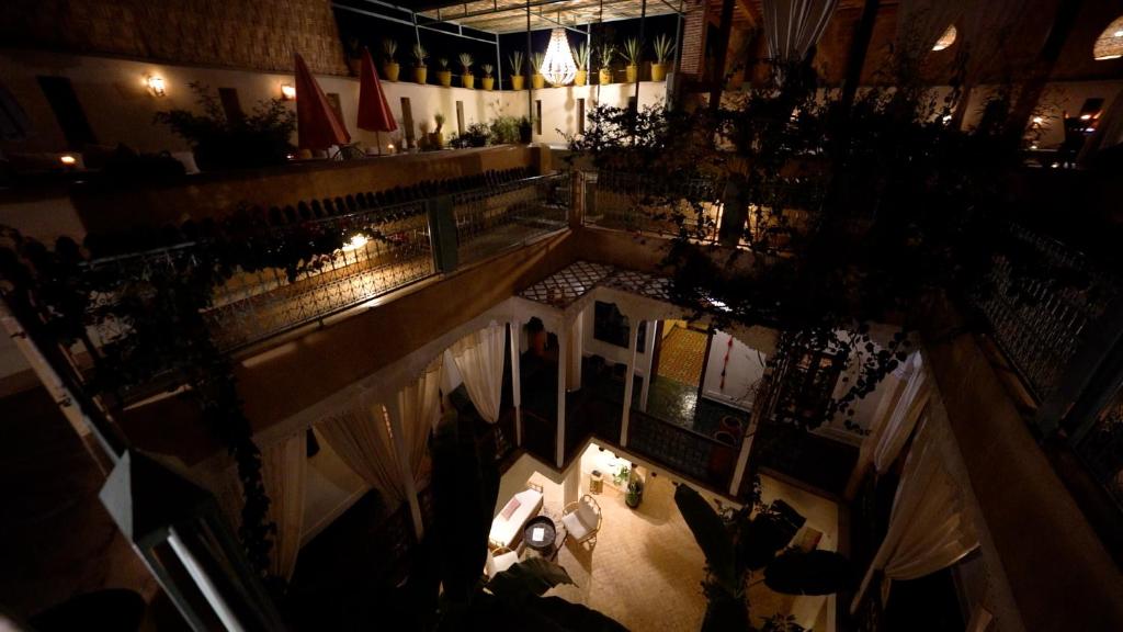- une vue de tête sur un restaurant avec une piscine dans l'établissement Riad Chambres D'Amis Marrakech, à Marrakech