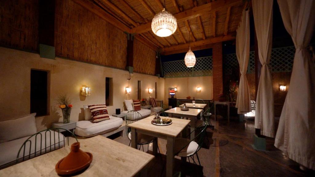 - un salon avec des canapés, des tables et des chaises dans l'établissement Riad Chambres D'Amis Marrakech, à Marrakech