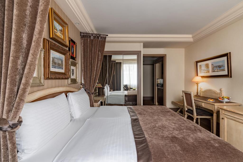 Royal Manotel 4