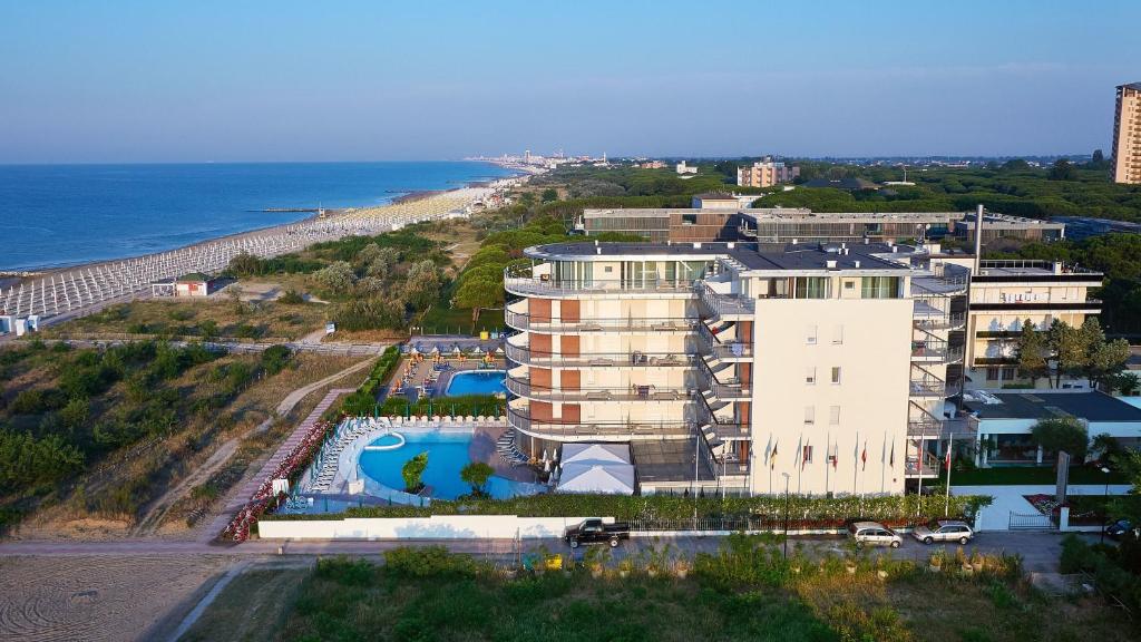 - une vue aérienne sur un hôtel et l'océan dans l'établissement Jesolopalace Hotel & Aparthotel, à Lido di Jesolo