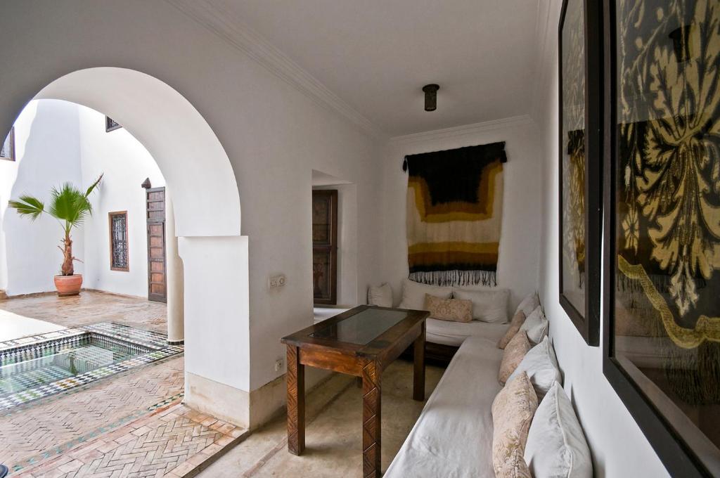 un salon avec un canapé et une table dans l'établissement Riad Porte Royale, à Marrakech