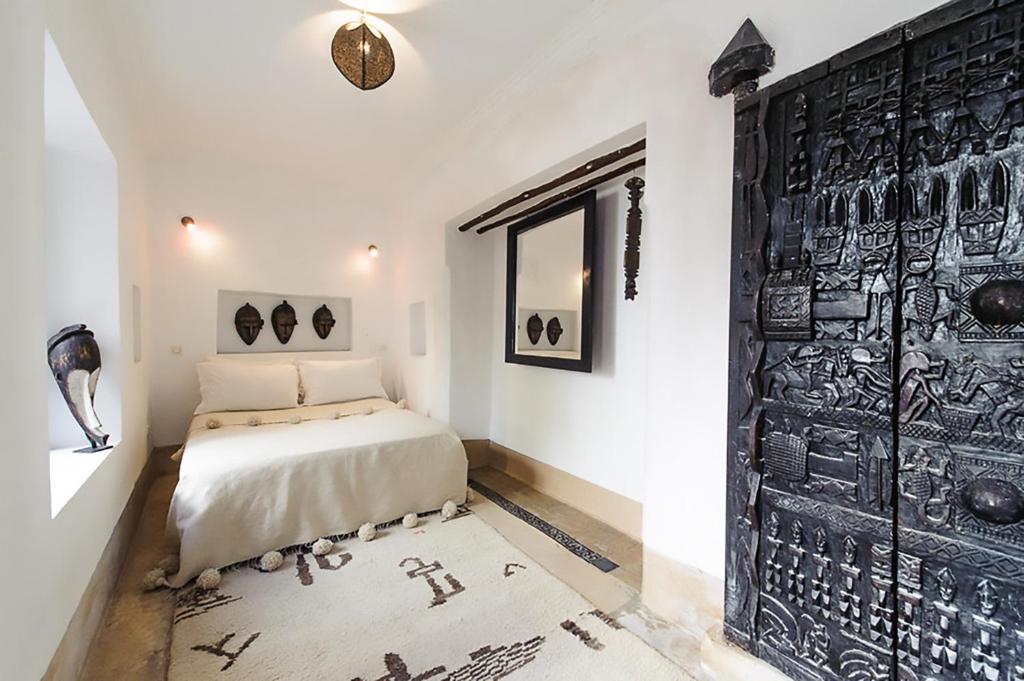 - une chambre avec un lit et une porte noire dans l'établissement Riad Porte Royale, à Marrakech 21 autres photos