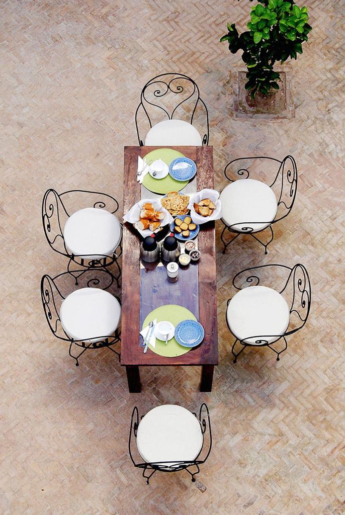 Vue de tête d'une table avec de la nourriture dans l'établissement Riad Porte Royale, à Marrakech