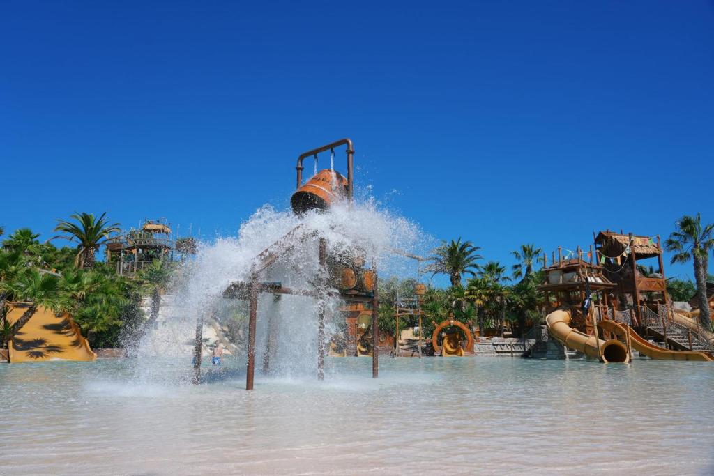 un parc aquatique avec une fontaine dans l'eau dans l'établissement Hotel Edelweiss, à Lido di Jesolo