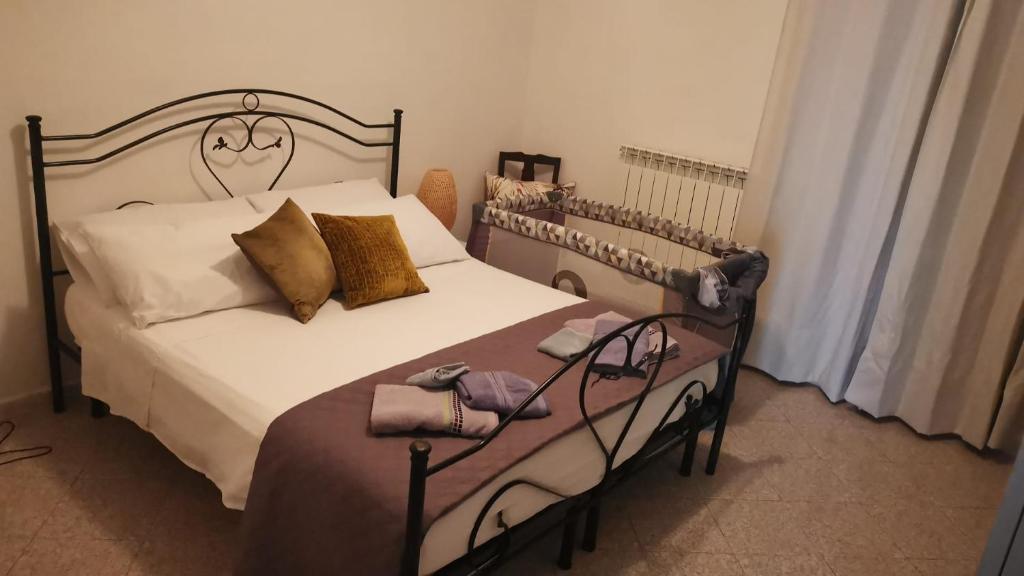 - une chambre dotée d'un grand lit avec un cadre métallique dans l'établissement Villa LVM San Vito Dei Normanni BR Italy, à San Vito dei Normanni 73 autres photos