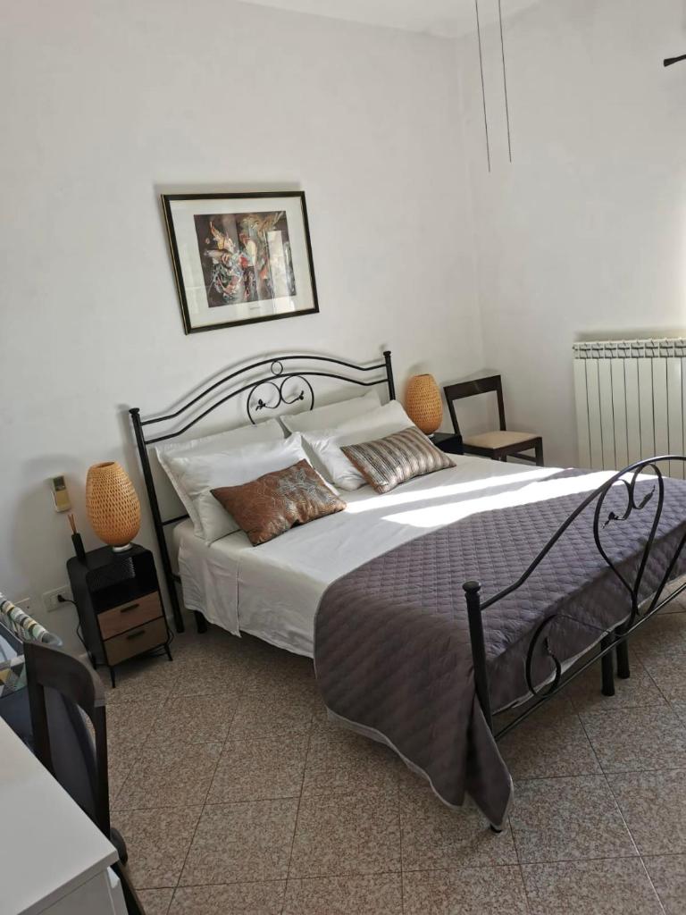 une chambre avec un grand lit et deux tables de nuit dans l'établissement Villa LVM San Vito Dei Normanni BR Italy, à San Vito dei Normanni