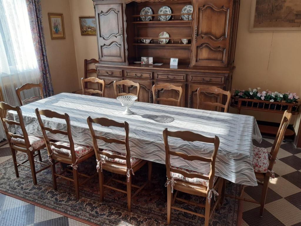 une salle à manger avec une table et des chaises dans l'établissement Maison familiale avec piscine chauffée, jardin et activités, 5 chambres, 10 pers, Merck-Saint-Liévin - FR-1-376-117, à Merck-Saint-Liévin