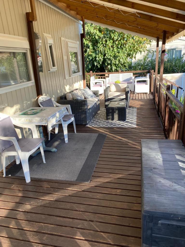 un patio avec une table et des chaises sur une terrasse dans l'établissement Azur 49, à Fréjus