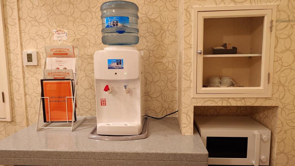 une bouteille d'eau est posée sur un comptoir de cuisine dans l'établissement ホテルシエル静岡店 静岡インター - レジャーホテル -, à Shizuoka 7 autres photos