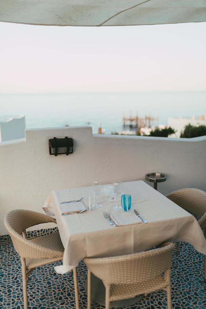 une table avec une nappe blanche et des chaises dans l'établissement Baia Delphis Resort, à Vasto