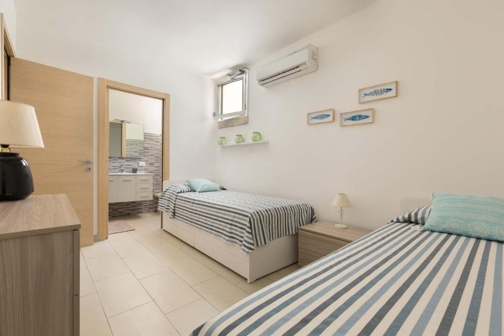 - une chambre avec 2 lits jumeaux et une salle de bains dans l'établissement Perla Bianca by Perle di Puglia, à Torre San Giovanni