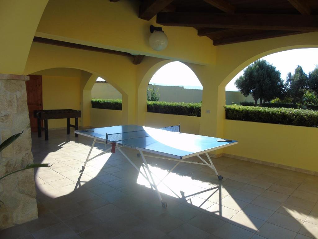 une table de ping-pong au milieu d'une pièce dans l'établissement Villa Graziosa, à Quartu SantʼElena