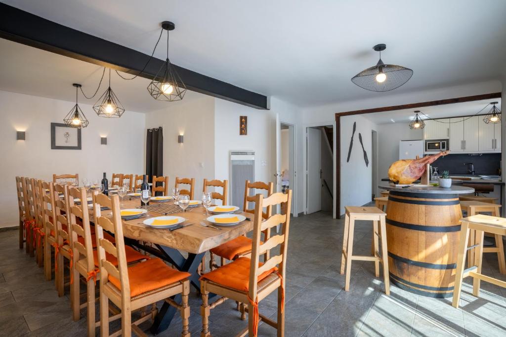 une salle à manger avec une table et des chaises en bois dans l'établissement Grand Chalet St-Lary centre 13 à 15 pers, à Saint-Lary-Soulan