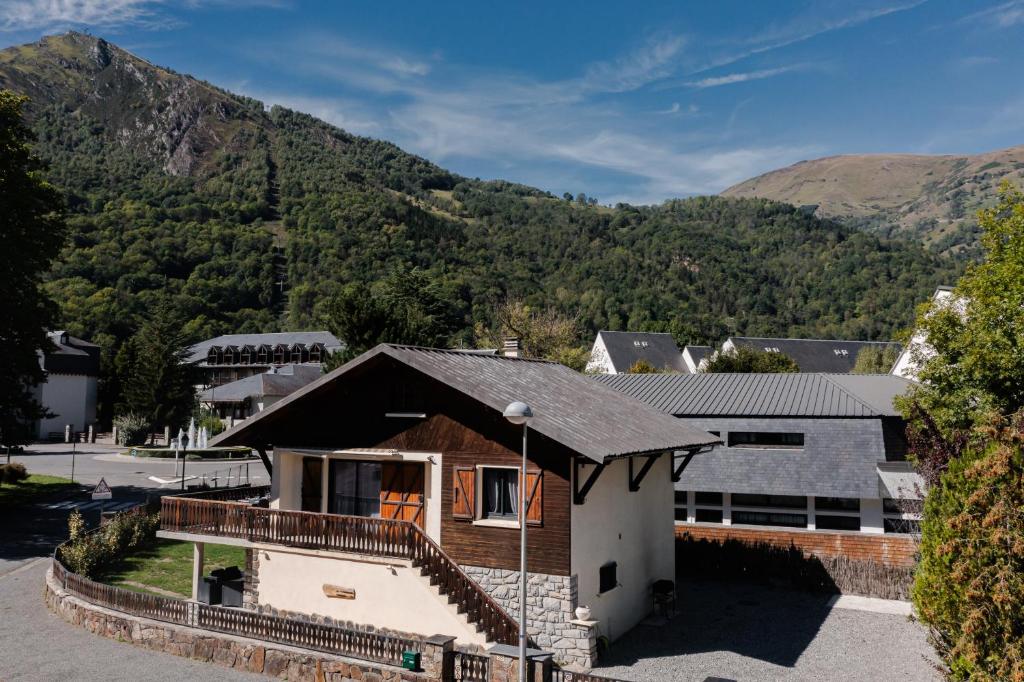 une maison avec des montagnes en arrière-plan dans l'établissement Grand Chalet St-Lary centre 13 à 15 pers, à Saint-Lary-Soulan