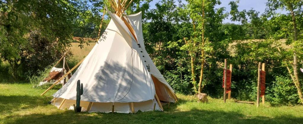 une tente assise dans l'herbe dans un champ dans l'établissement tipi des apaches, à Moulayrès