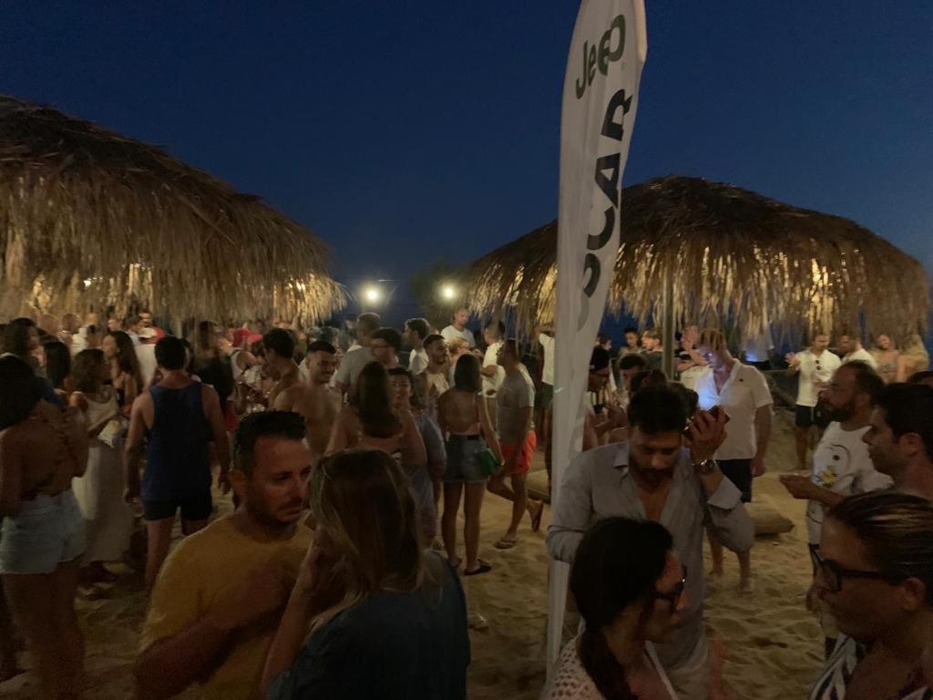 Une foule de gens sur la plage la nuit dans l'établissement Hotel Aria di Mare, à Marina di Ragusa