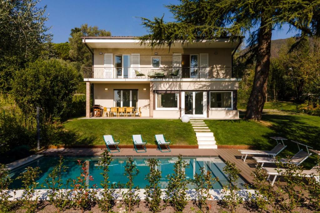 une maison avec une piscine devant dans l'établissement Villa dei Lauri - villa vista lago con piscina, à Salò